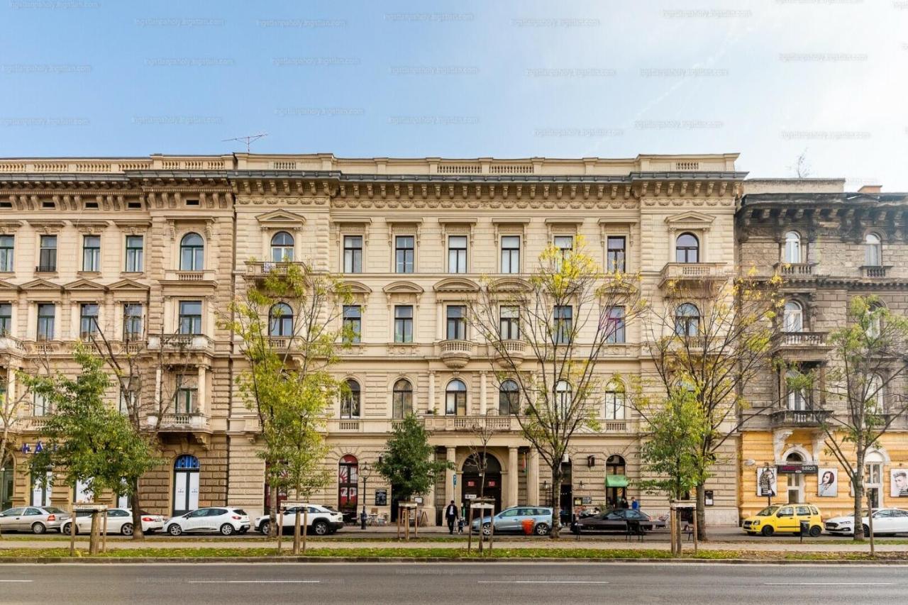 Brand New Sunny Apartment On Andrassy Street Budapest Exteriör bild